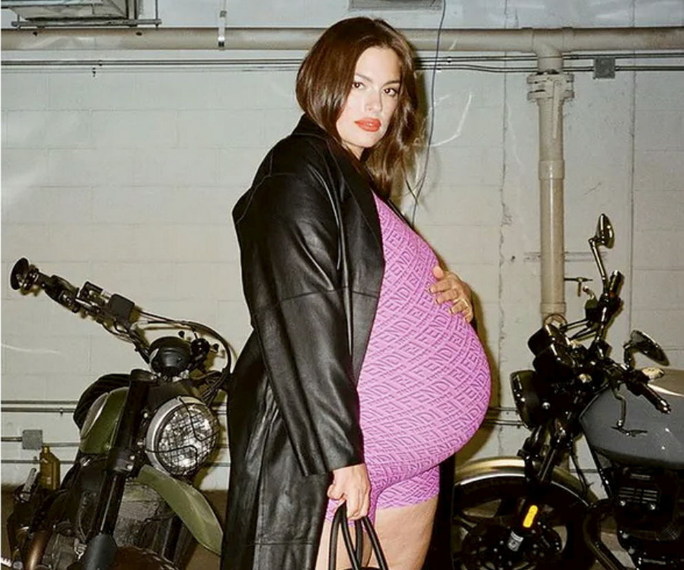 Ciężarna modelka plus size z dumą prezentuje swoje nagie ciało. Rozstępy jak drzewo życia