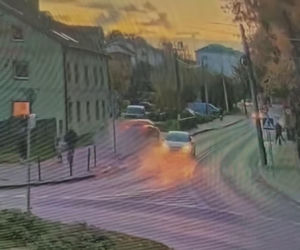 Wjechał na chodnik, minął dziecko i runął z wiaduktu. Nagranie mrozi krew w żyłach!