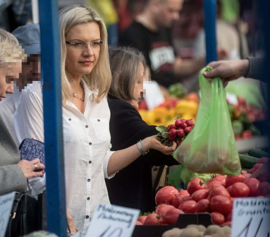 Małgorzata Wassermann na zakupach na bazarku w Krakowie