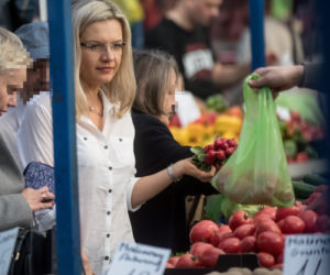 Małgorzata Wassermann na zakupach na bazarku w Krakowie