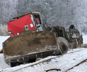 Pociąg zmiażdżył koparkę na Mazowszu.  Siła uderzenia była ogromna!