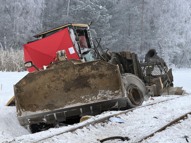 Pociąg zmiażdżył koparkę na Mazowszu.  Siła uderzenia była ogromna!