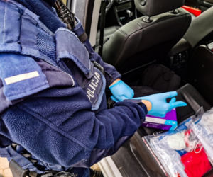 #ZostańWDomu. Policjanci sprawdzają, czy mieszkańcy przestrzegają kwarantanny