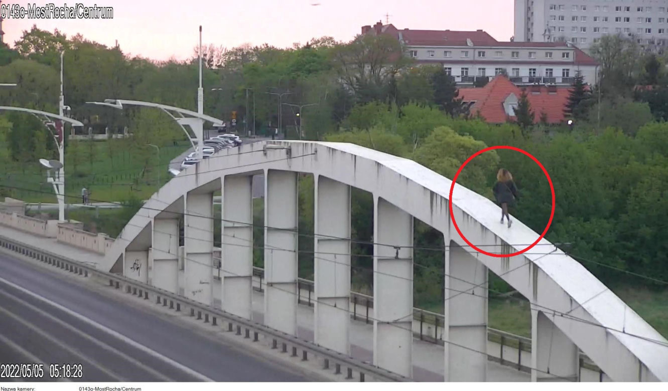 Wdrapała się na most, aby podziwiać miasto. Groza na moście w Poznaniu 
