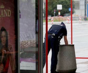 Policjanci grzebią w śmietnikach i kwietnikach w centrum Warszawy