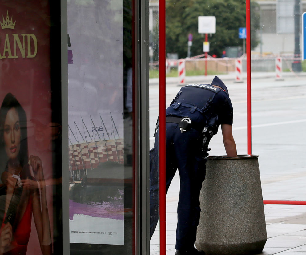 Policjanci grzebią w śmietnikach i kwietnikach w centrum Warszawy