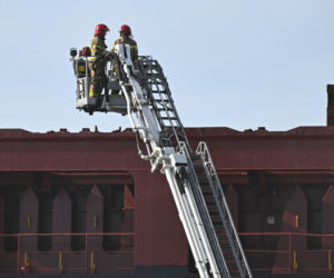Pożar statku w Nowym Porcie w Gdańsku. Jednostka pływa pod banderą Cypru, a na jej pokładzie przebywało 25 członków załogi