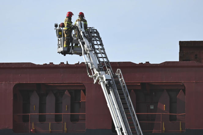 Pożar statku w Nowym Porcie w Gdańsku. Jednostka pływa pod banderą Cypru, a na jej pokładzie przebywało 25 członków załogi