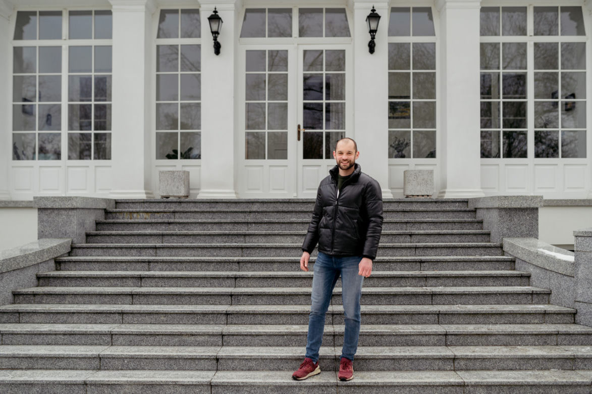 Stanisław z Wielkopolski w "Rolnik szuka żony" mieszka w pięknym dworku. Kim jest i czym się zajmuje?