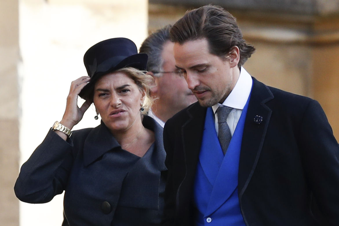 Goście walczą z wiatrem na ślubie księżniczki Eugenii