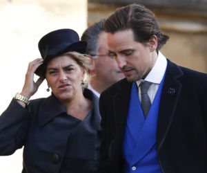 Goście walczą z wiatrem na ślubie księżniczki Eugenii