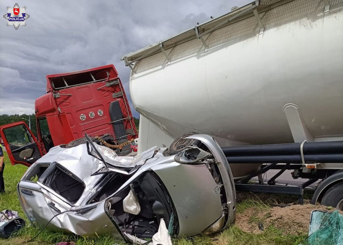 Potworny wypadek pod Włodawą! Dwie kobiety nie żyją. Ich toyota wjechała prosto pod tira [ZDJĘCIA]