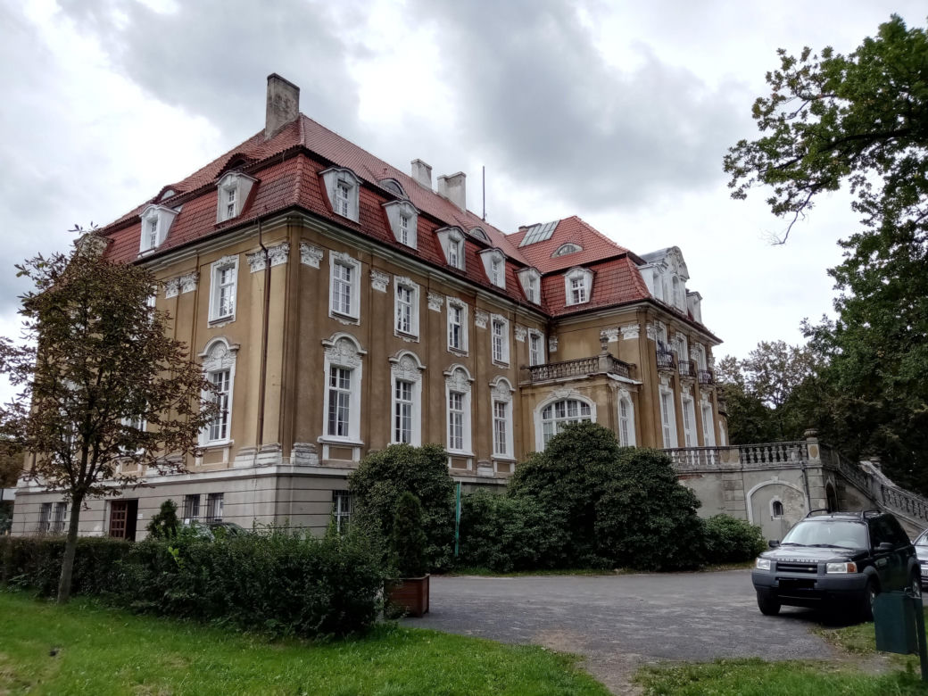 W tej wsi w woj. śląskim znajduje się jeden z najpiękniejszych pałaców. W PRL-u przekształcono go w sanatorium
