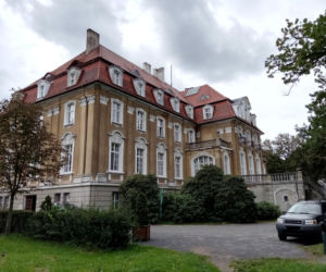 W tej wsi w woj. śląskim znajduje się jeden z najpiękniejszych pałaców. W PRL-u przekształcono go w sanatorium