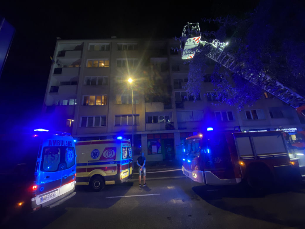 Gigantyczny pożar na Powiślu. Spłonęło mieszkanie w bloku. Jedna osoba trafiła do szpitala