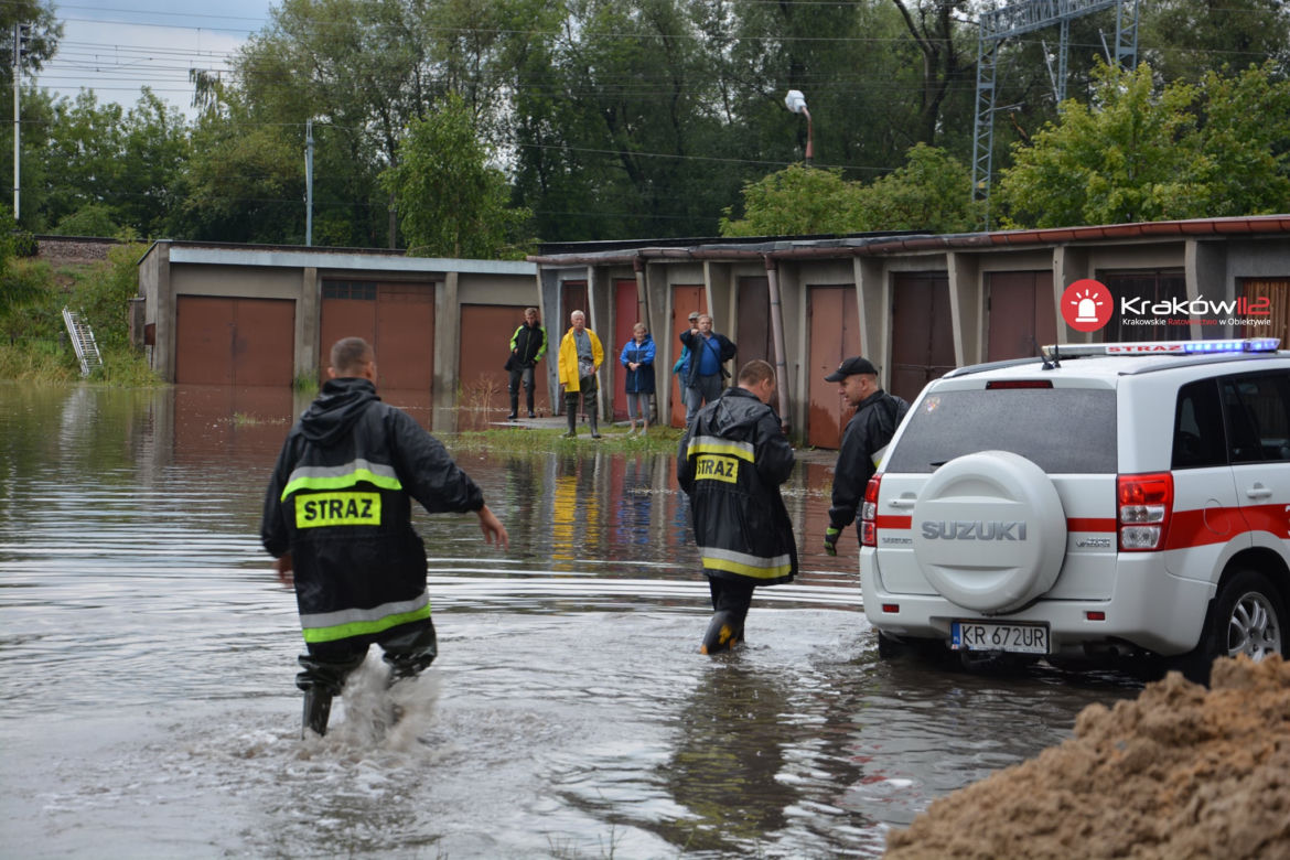 Kraków: rzeka Drwinka wystąpiła z koryta