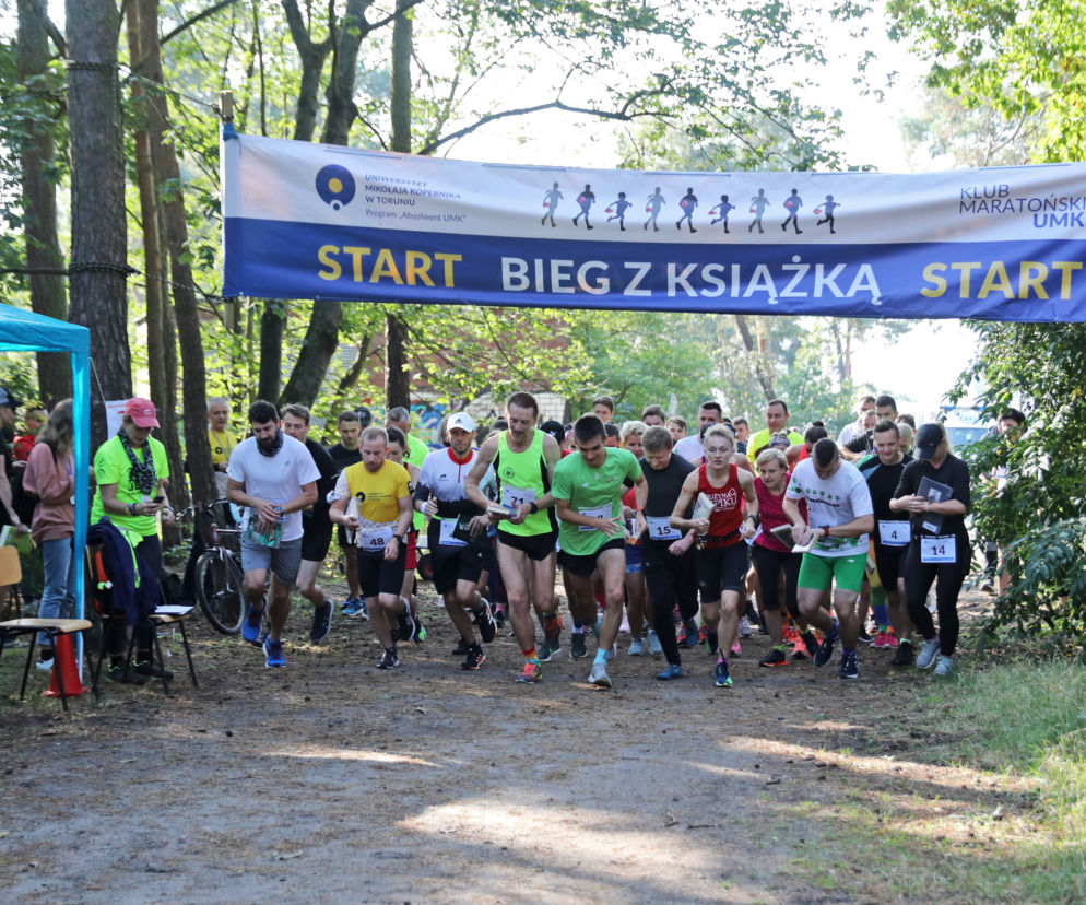 Nauka chodzenia w biegu razem z Różewiczem. VII Bieg z Książką w Toruniu 