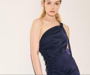 Ta asymetryczna sukienka z Mango, to perełka na wesele. Ma ciekawy krój, a do tego kosztuje tylko 200 złotych!