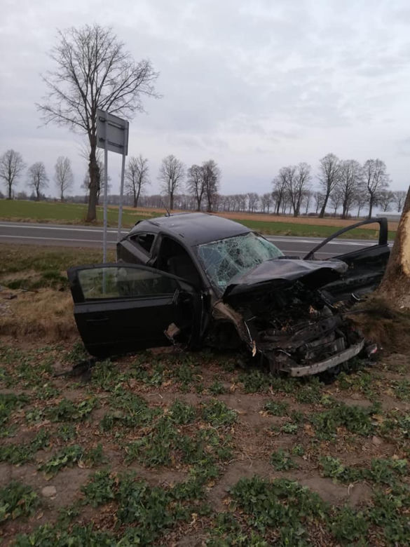 18-latka ciężko ranna po dachowanio opla w Drobinie. Potworny wypadek na DK10 pod Płockiem [ZDJĘCIA]