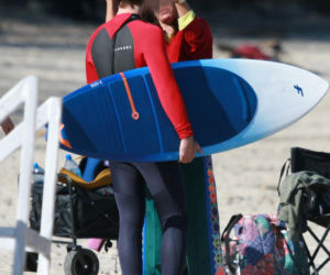 Maciej Musiał nad morzem z deską