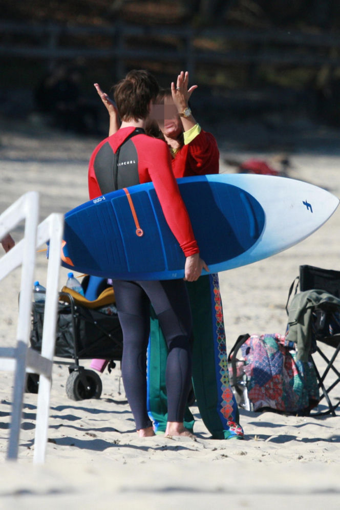 Maciej Musiał nad morzem z deską