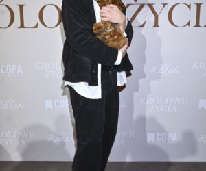 Sebastian Fabijański z pieskiem