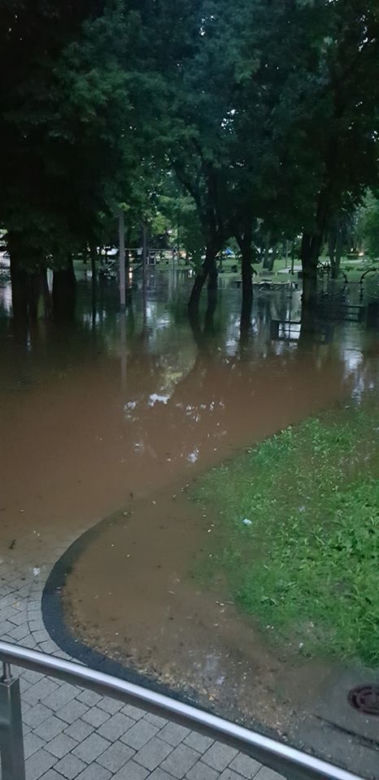 Skutki burz na Śląsku. Zalane ulice, stadion pod wodą! [ZDJĘCIA]