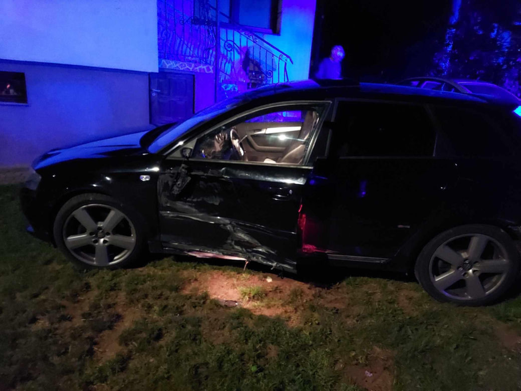 Nocny wypadek na Moniuszki w Starachowicach. Kierowca Audi uciekł z miejsca zdarzenia