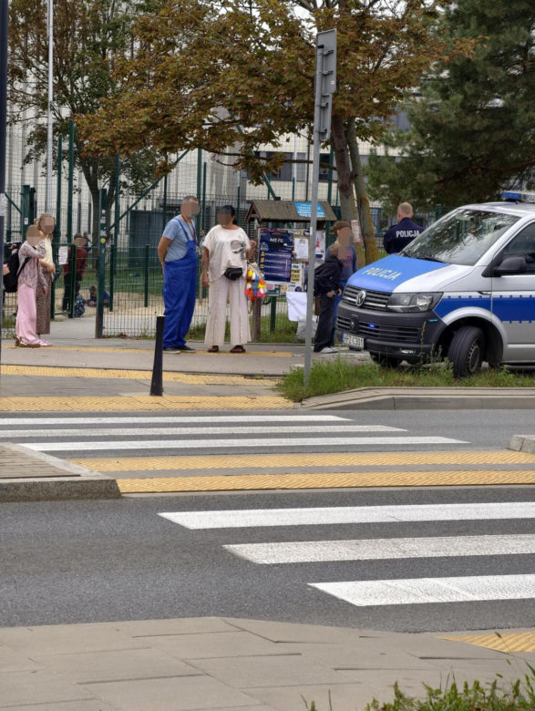8-latek na hulajnodze potrącony przy szkole. Wjechała w niego Skoda. Kierowca miał jeździć "na aplikację"