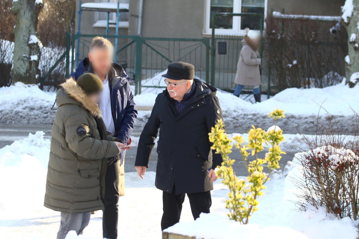 Lech Wałęsa rozdaje autografy