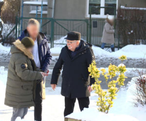 Lech Wałęsa rozdaje autografy