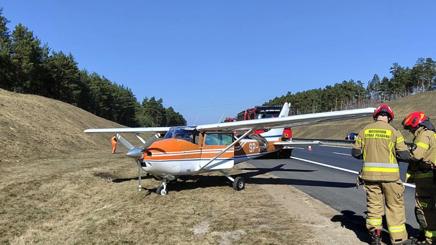 Samolot wylądował na autostradzie A1. Doszło do nagłej awarii w powietrzu