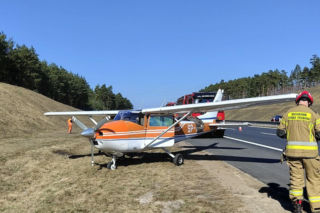 Samolot wylądował na autostradzie A1. Doszło do nagłej awarii w powietrzu