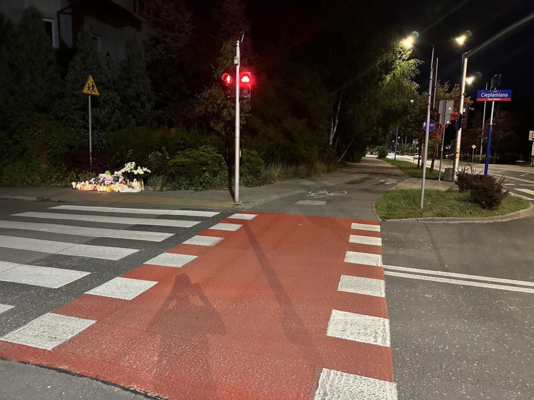 Tak pożegnali 9-letnią Ewę. Zginęła pod kołami tira. Morze kwiatów i zniczy. A po środku białe pluszowe misie