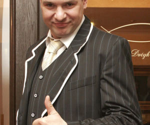 Tomasz Karolak na archiwalnych zdjęciach. Tak wyglądał na początku kariery
