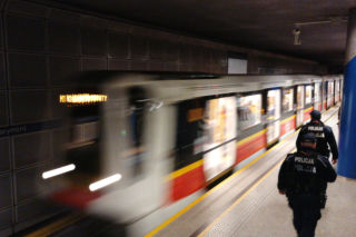 Ogromna znieczulica w metrze. Kobieta prawie upadła, nie pomógł nikt. Niech Pani wymiotuje