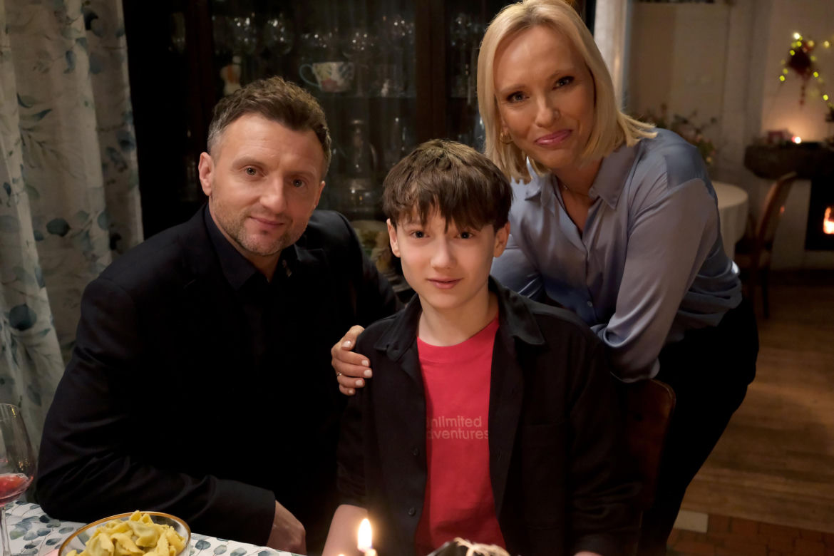 M jak miłość odc. 1936. Bartek (Arkadiusz Smoleński), Franek (Jarosław Śmigielski), Dorota (Iwona Rejzner)