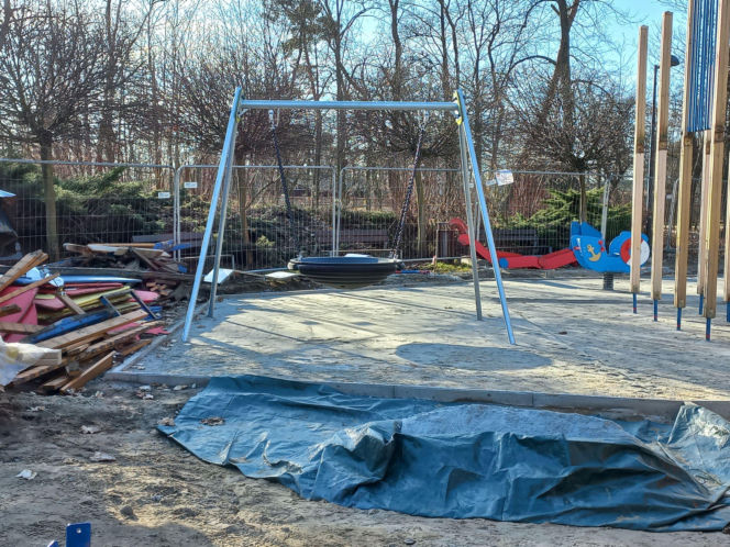 Statek w naprawie, pająk już jest. Trwa modernizacja placu zabaw w Parku Tysiąclecia w Lesznie