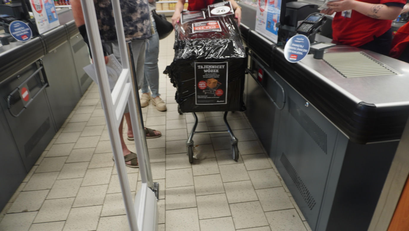Tajemnicze wózki w Auchan w Olsztynie. Sprawdziliśmy, co było w środku. Zobacz zdjęcia!