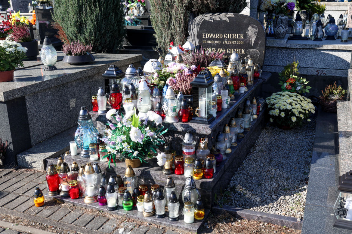 Grób Edwarda Gierka w Sosnowcu tonie w kwiatach na Wszystkich Świętych