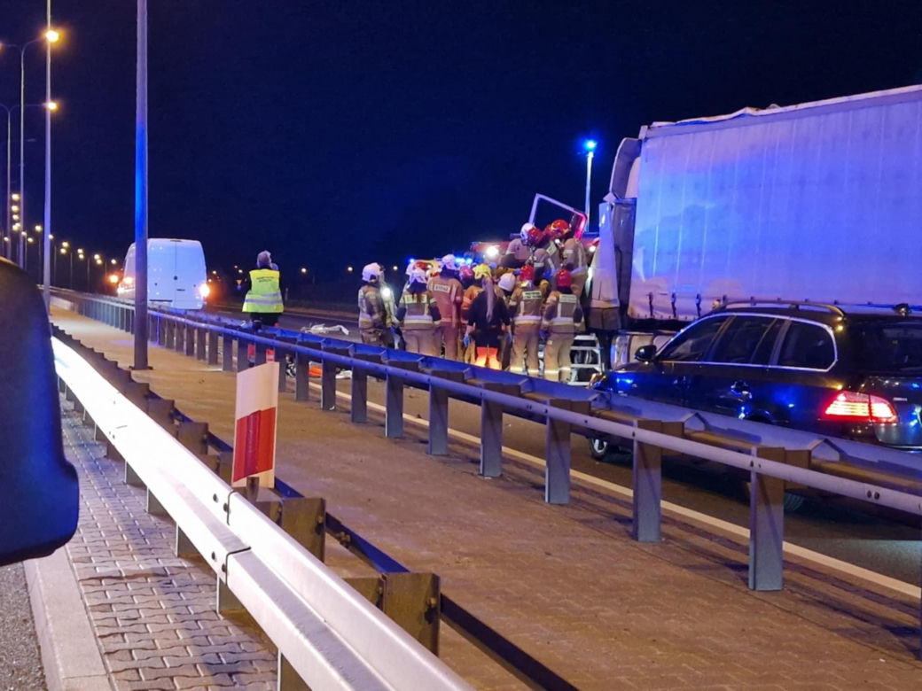 Katastrofa autokaru w Warszawie, jest wielu poszkodowanych. Na oczach ratowników doszło do kolejnej tragedii