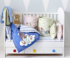 łóżeczko ze szczebelkami do pokoju dziecka