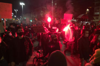 Strajk kobiet we Wrocławiu. Poszukiwany BANDYTA, który kopnął kobietę w brzuch! Wyznaczono NAGRODĘ