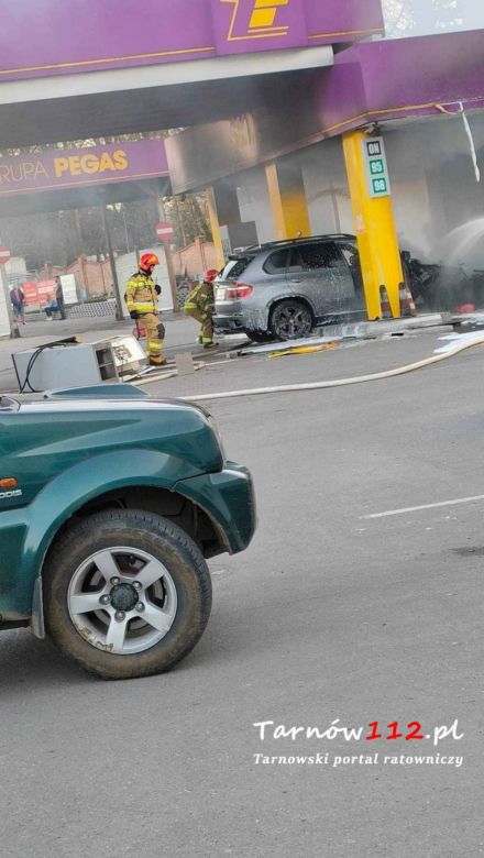 Tarnów. Ogromny pożar na stacji paliw. 47-latek z bmw staranował dystrybutory [ZDJĘCIA]