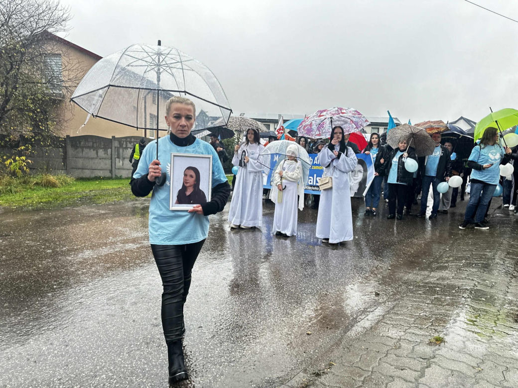 Mama cierpi po stracie Mai. Codziennie odwiedza miejsce znalezienia zwłok. Co powiedziałaby mordercy córki?