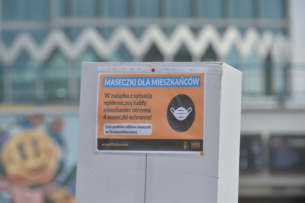 Szturm na darmowe maseczki w Warszawie