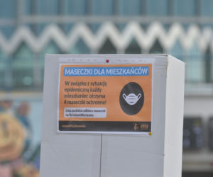 Szturm na darmowe maseczki w Warszawie