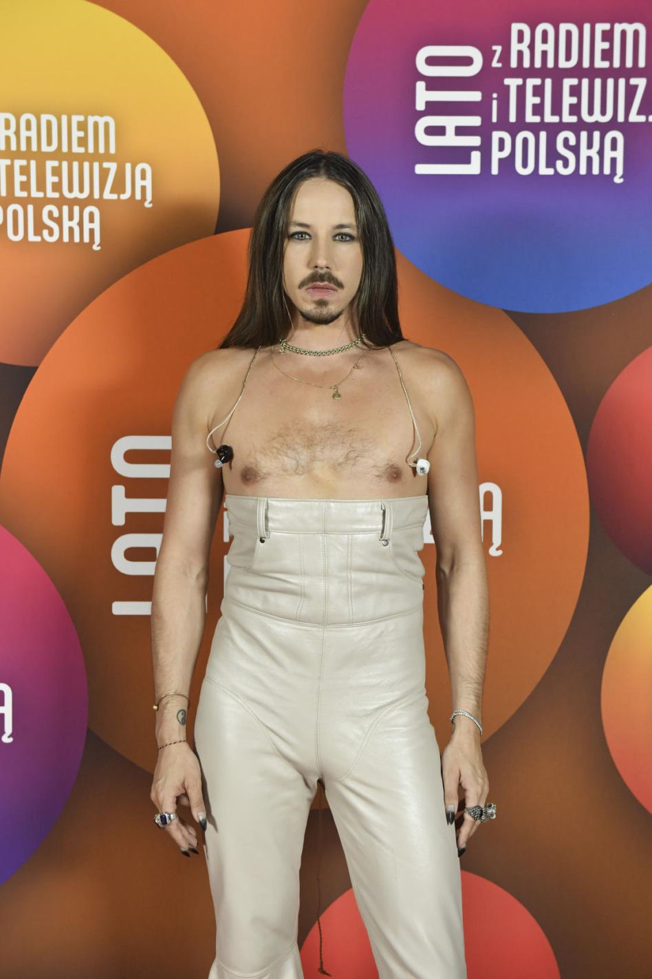 Michał Szpak przyłapany bez spodni za kulisami koncertu. Tego nie pokazali w TV!