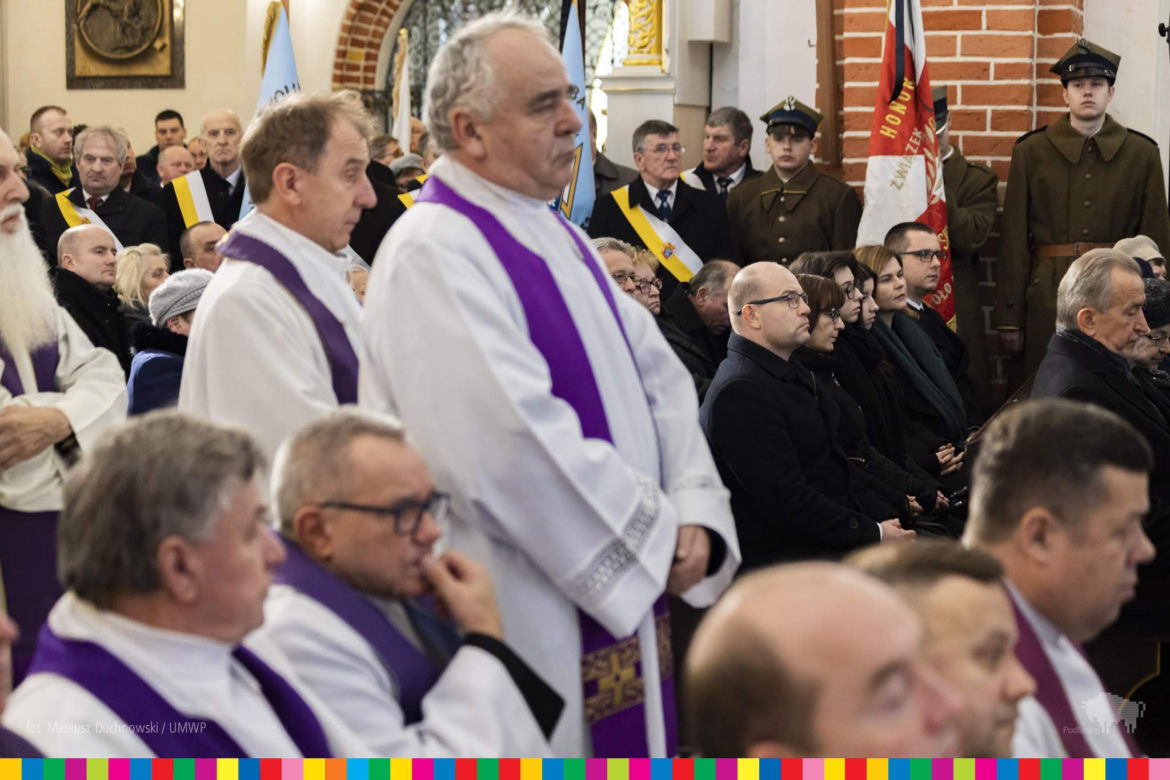 Łomża. Biskup Stanisław Stefanek pochowany. Żegnały go setki ludzi
