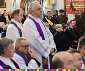 Łomża. Biskup Stanisław Stefanek pochowany. Żegnały go setki ludzi